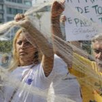 Manifestantes protestam contra PEC das Praias na orla do Rio