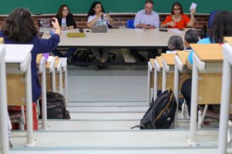 Professores universitários voltam às atividades após 70 dias de greve