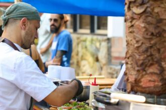 Refugiados compartilham histórias e vivências em feira no Rio