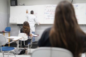 Relatório amplia formação básica do ensino médio para 2,2 mil horas