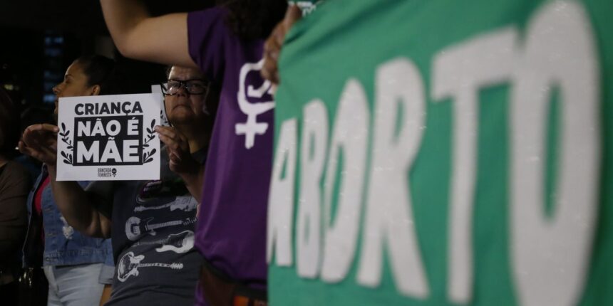 Saiba como é a legislação sobre aborto pelo mundo