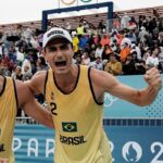 André e George sobram na estreia do vôlei de praia em Paris 2024