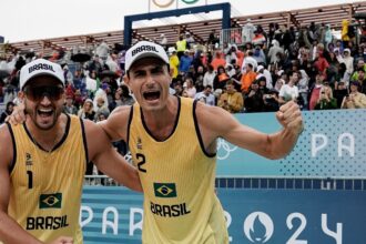 André e George sobram na estreia do vôlei de praia em Paris 2024