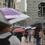 Após madrugada chuvosa, tempo abre e o sol aparece entre nuvens em SP