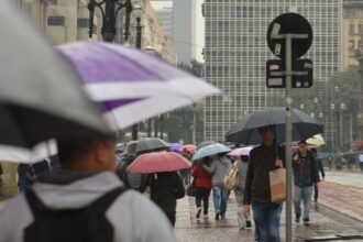 Após madrugada chuvosa, tempo abre e o sol aparece entre nuvens em SP