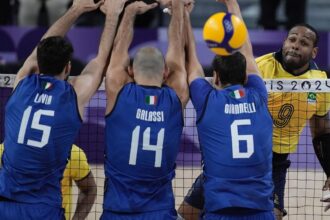 Brasil é superado pela Itália na estreia do vôlei masculino em Paris