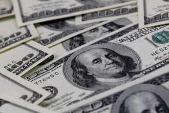 Dólar fecha a R$ 5,60 com apagão cibernético e eleições americanas