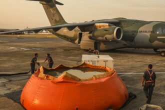 FAB lança 336 mil litros de água para combater incêndios no Pantanal