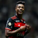 Flamengo goleia Atlético-MG e segue na liderança do Brasileiro