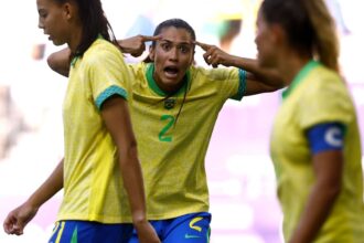 Futebol feminino perde para a Espanha, mas avança para as oitavas