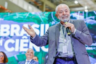 Lula critica governos anteriores por obras paralisadas