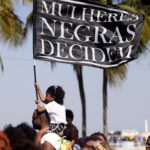 Marcha das mulheres negras une gerações na orla do Rio de Janeiro