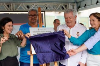 Ministério da Saúde entrega ambulância em Niterói