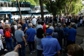 Venezuelanos vão às urnas eleger novo presidente