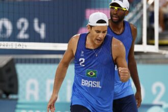 Vôlei de praia: Evandro e Arthur avançam para as oitavas em Paris