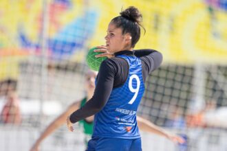 Após viver clima olímpico, estudante disputa handebol de praia no JUBs