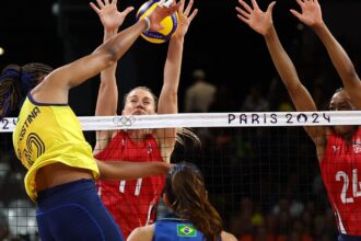 Brasil perde para os EUA e disputará bronze no vôlei feminino