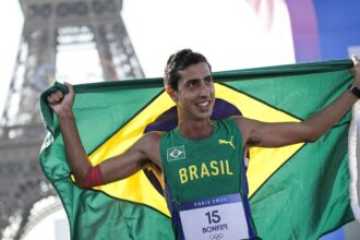 Caio Bonfim fatura prata inédita para o Brasil na marcha atlética