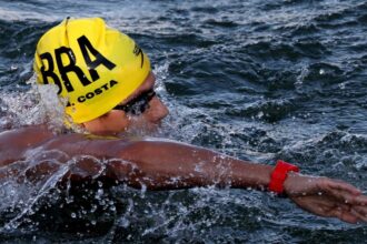 Guilherme "Cachorrão" estreia na maratona aquática, mas abandona prova