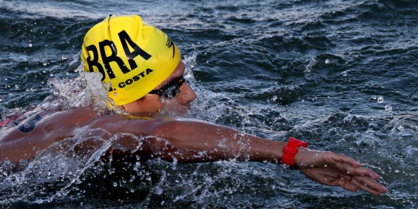 Guilherme "Cachorrão" estreia na maratona aquática, mas abandona prova