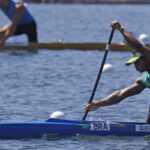 Isaquias Queiroz avança direto à semifinal da canoa individual