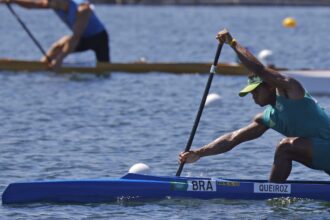 Isaquias Queiroz avança direto à semifinal da canoa individual