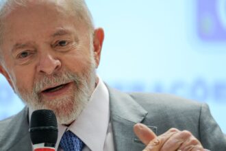 Lula critica privatizações de empresas públicas em visita à Telebras