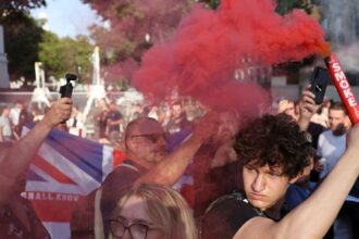 Mais de 100 são detidos na Inglaterra, em protestos anti-imigração