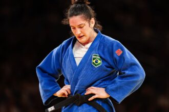 Medalhista olímpica, Mayra Aguiar é eliminada na estreia de Paris 2024