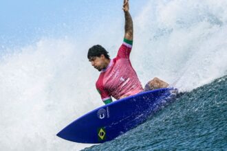 Medina perde para australiano e fica fora da final do surfe