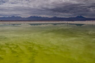 Mineração de lítio afunda lentamente salar do Atacama, diz estudo