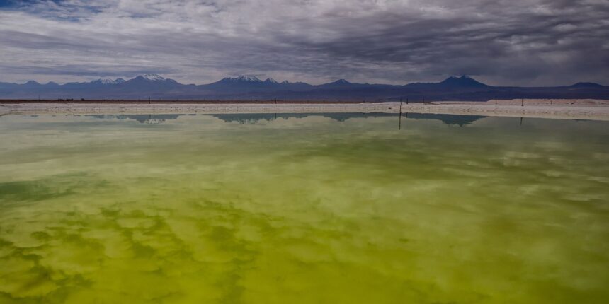 Mineração de lítio afunda lentamente salar do Atacama, diz estudo