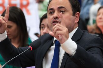 Relatório pede abertura de processo contra deputado Glauber Braga