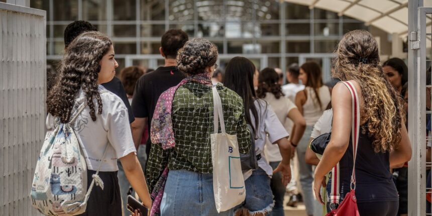 Sete a cada dez estudantes usam IA na rotina de estudos