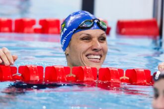 Carol Santiago conquista medalha de prata nos 100 metros peito