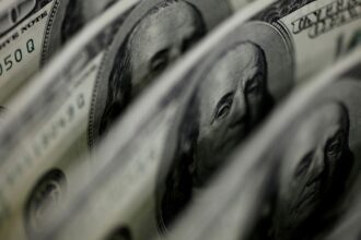 Dólar cai para R$ 5,42 e fecha no menor valor em um mês