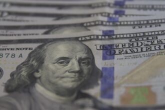 Dólar fecha abaixo de R$ 5,60 com dados de emprego nos EUA