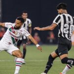 Fluminense e Botafogo fazem clássico de opostos no Brasileiro