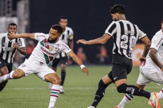 Fluminense e Botafogo fazem clássico de opostos no Brasileiro