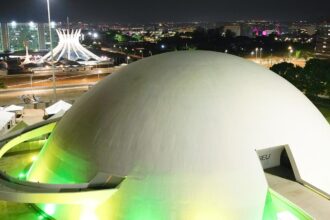 Brasília se ilumina de verde e amarelo 2 dias antes de jogo da seleção