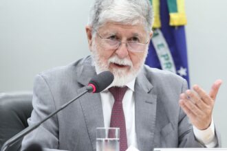 Celso Amorim defende que Brasil deve insistir em diálogo com Venezuela