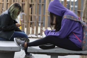 Celular em sala desafia dia a dia de professores, dizem pesquisadores