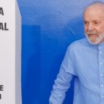 Lula vota em São Bernardo e diz que é hora de "corrigir erros"