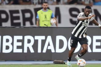 Pelo sonho da Libertadores, Botafogo recebe o Peñarol no Nilton Santos