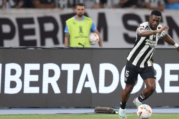 Pelo sonho da Libertadores, Botafogo recebe o Peñarol no Nilton Santos