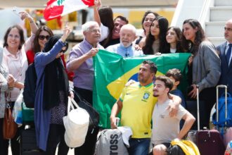 Repatriados do Líbano são recebidos por Lula em São Paulo