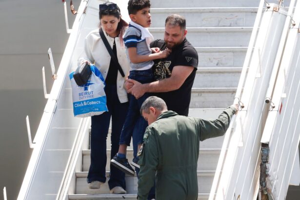 Sexto voo de repatriação do Líbano chega com 212 passageiros