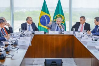 “Tem muita gente gastando o que não tem", alerta Lula sobre bets