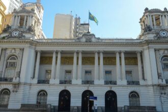 Após protesto, vereadores do Rio adiam votação de lei do funcionalismo