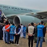 Avião com 221 brasileiros repatriados do Líbano pousa em Guarulhos